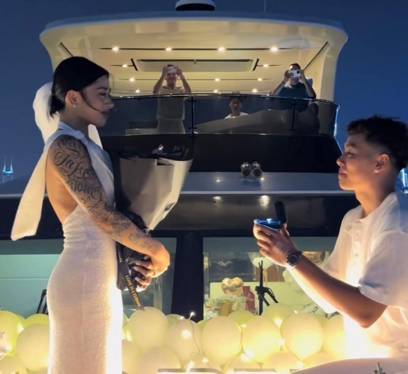 博鱼体育平台-恭喜！中国男篮25岁新星游艇浪漫求婚成功：女友双臂文身又美又飒