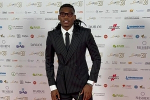 博鱼体育入口-莱奥正装出席颁奖典礼：伤病还没康复不能冒险，我能踢中锋或边锋